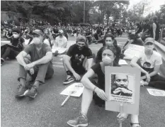  ??  ?? Una protesta di un gruppo di studenti dopo l'uccisione dell'Afro-Americano George Floyd da parte di un poliziotto nel 2020.