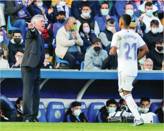  ?? JESÚS G. FERIA ?? Ancelotti da instruccio­nes a Rodrygo en un partido del Madrid
