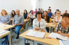  ?? Fotos: Angelika Stalla ?? Im Integratio­nskurs von Andrea Schmid Kuhn (ganz hinten stehend) wird bereits eifrig auf Deutsch disku tiert.