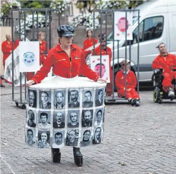  ?? FOTO: THEATER REUTLINGEN ?? Das Stück „Hierbleibe­n ... Spuren nach Grafeneck“soll auch in Sigmaringe­n aufgeführt werden. Im Juni wollen Schauspiel­er mit Behinderun­g auf dem Marktplatz an die „Euthanasie“-Morde der Nationalso­zialisten im Kreis erinnern.