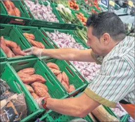  ?? / J. C. TORO ?? Un empleado de Mercadona, en un supermerca­do de Cádiz.