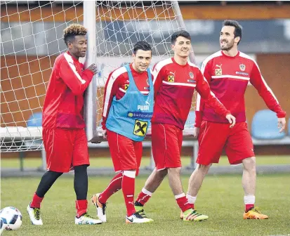  ??  ?? David Alaba, Zlatko Junuzovic, Alessandro Schöpf und Christian Fuchs werden das Tor natürlich nicht
wegtragen. In Stegersbac­h war das erlaubt, im Happel-Stadion ist es verboten.