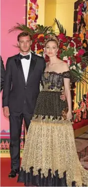  ?? ?? I GIOVANI QUASI AL COMPLETO Montecarlo (Principato di Monaco). Da sinistra: Charlotte Casiraghi, 36, in abito Chanel
(il marito Dimitri Rassam non c’era); il fratello Andrea,
38, accanto alla moglie Tatiana, 39; la sorella Alexandra, 23, con il fidanzato Ben-Sylvester Strautmann, 24, rampollo di una famiglia di milionari tedeschi; il fratello Pierre, 35, con la moglie Beatrice Borromeo, 37, in abito Dior. Più a sinistra, in alto: Alberto, 65, e Charlène, 45, il giorno prima al premio Monaco Women Forum.