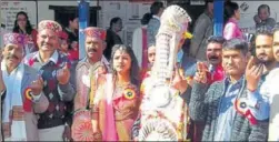  ?? HT PHOTO ?? A groom showing his inked finger after casting his vote in Manali on Thursday.