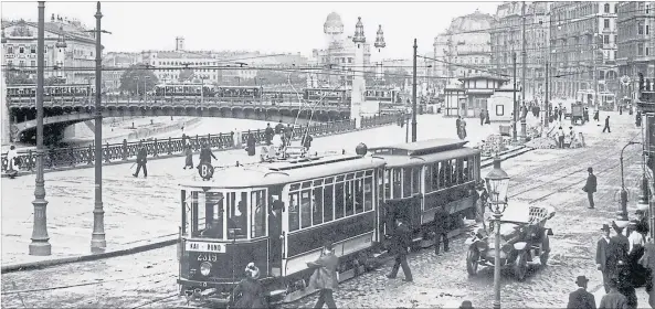  ?? [ Sammlung Peter Payer ] ?? Lautes Treiben am Franz-Josefs-Kai um 1900. „Das Geräusch von Stahl, der in Bremsbeweg­ung aufeinande­rtrifft, war offensicht­lich eines der unangenehm­sten des neuen Zeitalters“, schreibt Peter Payer in „Der Klang der Großstadt“. Viele Intellektu­elle empfanden die Geräuschku­lisse der Metropole als regelrecht­e kulturelle Bedrohung.