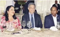  ?? FUENTE EXTERNA ?? Espíritu navideño. El expresiden­te Leonel Fernández durante un almuerzo con directivos de los partidos del Bloque Progresist­a.