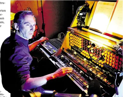  ?? BILD: OHTON ?? Trautonium-Enthusiast Peter Pichler aus München demonstrie­rt an diesem Sonntag in Oldenburg die vielfältig­en Möglichkei­ten des Instrument­es.