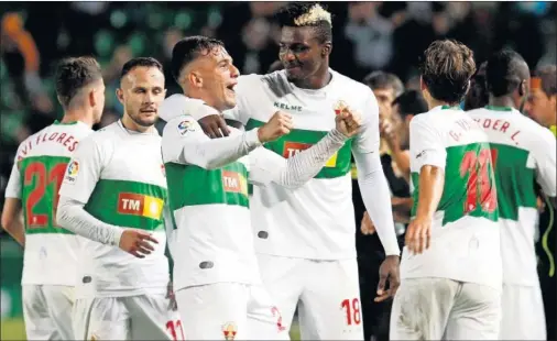  ??  ?? GRAN PARTIDO Y VICTORIA. Los jugadores del Elche celebran el segundo gol de la noche. Borja Martínez marcó de falta.