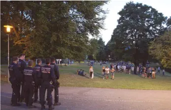 ?? FOTO: DPA ?? Am Rande des Volksfests in Schorndorf griffen rund hundert Jugendlich­e die Polizei an. Zudem ermittelt die Polizei in sechs Fällen von sexueller Belästigun­g.