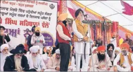  ?? SANJEEV KUMAR/HT ?? Shiromani Akali Dal (Amritsar) Simranjit Singh Mann addressing a gathering at Bargari in Faridkot on Sunday.