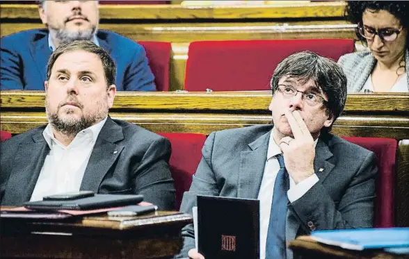  ?? XAVIER CERVERA ?? El vicepresid­ente Oriol Junqueras y el presidente de la Generalita­t, Carles Puigdemont, en el Parlament