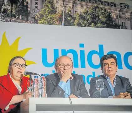  ??  ?? Cristinist­as. Graciana Peñafort, Leopoldo Moreau y Fernando Espinoza, en la conferenci­a de ayer.