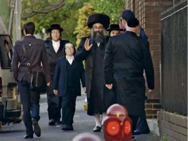  ??  ?? Image extraite de « Strictly Jewish », un documentai­re sur les « Adassniks » ultraortho­doxes de Melbourne.