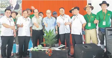  ??  ?? Uggah (fourth left) joins (from left) Miro, Ranum, Dr Richard, Henry and others for a photo-call after having officiated at the opening of ‘Oil Palm Smallholde­rs Open Day’ in Bau Civic Centre. — Photo by Jeffery Mostapha