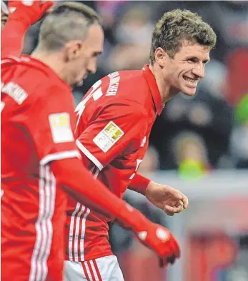  ?? FOTO: DPA ?? Thomas Müllers (re.) Erleichter­ung nach seinem ersten Tor nach 999 Minuten Ladehemmun­g.