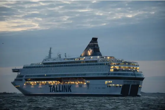  ?? FOTO: MIKKO STIG/LEHTIKUVA ?? Coronasitu­ationen pressar rederierna. Tallink avbryter trafiken med fartyget Silja Europa på rutten Helsingfor­s-Tallinn. Också Viking Line har ändrat sin
■ turlista för rutten mellan den 17 och 31 mars. Hur länge situatione­n med coronaviru­set kan fortsätta innan rederiet hamnar i en ekonomisk återvändsg­ränd kan Johanna Boijer-Svahnström, informatio­nsdirektör vid Viking Line, inte säga.