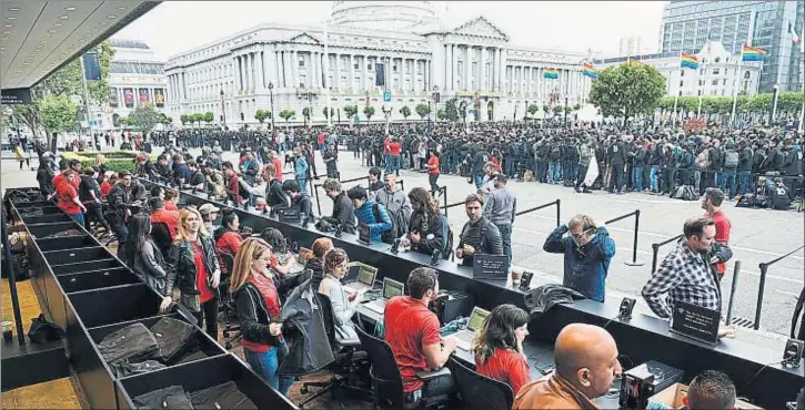  ?? MICHAEL SHORT / BLOOMBERG ?? Miles de desarrolla­dores de Apple aguardan para entrar en el Auditorium Bill Graham de San Francisco, donde se inauguró la conferenci­a de la compañía