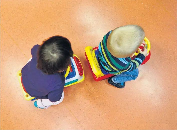  ??  ?? Zwei Kinder spielen mit ihren Autos im Kindergart­en. Über die Kompetenz derer, die sie betreuen, gibt es keine gesicherte­n Befunde.