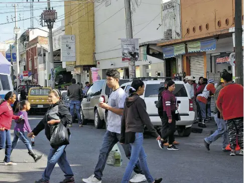  ??  ?? De acuerdo a las cifras que maneja el periódico “Reforma”, el 73 por ciento de los mexicanos está a favor de acabar con los robos a Pemex.