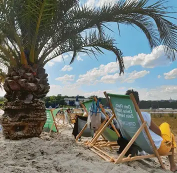  ?? Foto: Lea Binzer ?? Urlaubsfla­ir in München: Auf der Theresienw­iese, wo normalerwe­ise zu dieser Zeit schon der Aufbau des Oktoberfes­tes beginnt, kann man sich ein bisschen wie an einem Südsee-Strand fühlen.