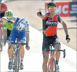  ??  ?? EL MÁS RÁPIDO. Van Avermaet se impone por delante de Stybar.