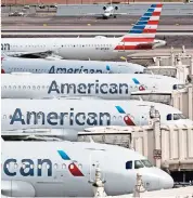  ??  ?? Aviones de American Airlines el el Aeropuerto Internacio­nal Sky Harbor, en Phoenix