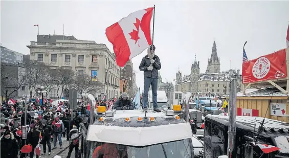  ?? AFP ?? Protestas. Un camionero ondea una bandera de Canadá en Ottawa momentos antes de que la policía los expulsara y liberara los puentes.