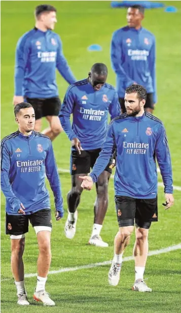  ?? // REUTERS ?? Lucas Vázquez y Nacho, en el entrenamie­nto de ayer