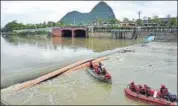  ?? AFP ?? Rescuers looking for missing people after the accident.