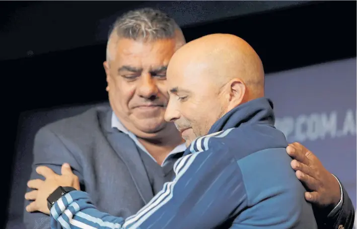  ?? AP ?? Que siga el baile. Otros tiempos, cuando Claudio Tapia y Jorge Sampaoli tenían una buena relación. Ahora cuidan las apariencia­s pero se enfrentan a una difícil negociació­n.