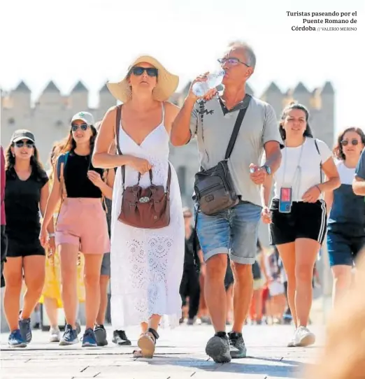  ?? // VALERIO MERINO ?? Turistas paseando por el Puente Romano de Córdoba