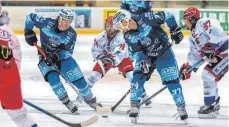  ?? FOTO: CHRISTIAN FLEMMING ?? Die EV Lindau Islanders um Justin Volek (li.) und Linus Lundström haben in dieser Saison noch nicht in die Spur gefunden.