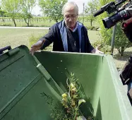  ??  ?? Il parroco Don Corrado si è offerto di celebrare il funerale