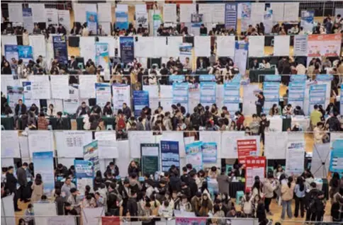  ?? ?? Scores of graduates throng a job fair in Zhengzhou, central China’s Henan Province, on Friday.
— CFP