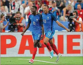  ??  ?? Le duo Dembélé-Mbappé a donné des maux de tête à la défense anglaise.