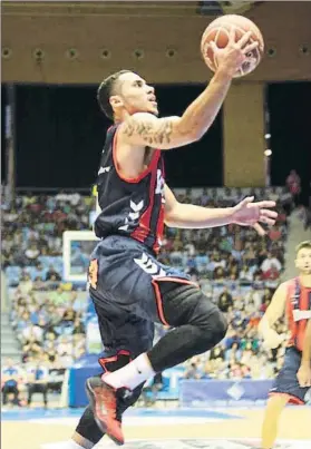  ?? FOTO: ACB PHOTO ?? Shane Larkin, base del Baskonia, entrando a canasta