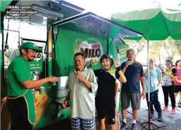  ??  ?? ORANG ramai beratur mendapat Milo percuma.