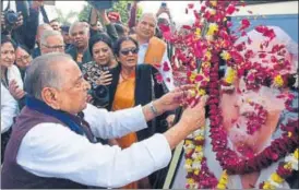  ?? HT PHOTO ?? ▪ Samajwadi Party patriarch paying tributes to Janeshwar Mishra on his death anniversar­y in the state capital on Monday .