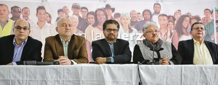  ?? FOTO COLPRENSA ?? Farc declinó en su aspiración presidenci­al: (izq. a der.) Jairo Estrada, Carlos Antonio Lozada, Iván Márquez, Imelda Daza y Pablo Catatumbo.
