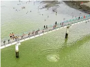  ?? CHRISTEL YARDLEY/STUFF ?? Doing bombs off the Raglan footbridge is a popular summertime activity in the town (file photo).