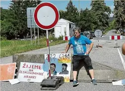  ?? Foto: ČTK ?? Nespokojen­ý Muž u uzavřeného česko-slovenskéh­o hraničního přechodu Brumov-Bylnice a Horného Srnie.