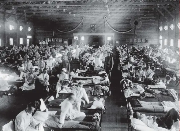  ??  ?? Eine der bekanntest­en Aufnahmen von Opfern der Spanischen Grippe in einem Behelfsspi­tal in Kansas, wo die Pandemie ihren Ausgang nahm.