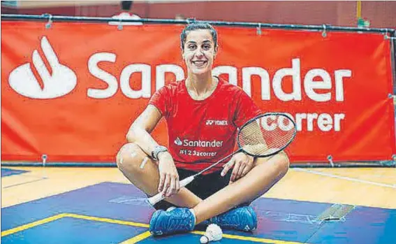  ?? FOTO:BANCO SANTANDER ?? Carolina Marín puede entrenar en casa con algunas máquinas que le ha hecho llegar su entrenador Fernando Rivas, pero cuenta los días que restan para coger la raqueta