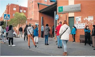  ?? RAFA DEL BARRIO ?? Pacientes esperando en un centro de salud de Huelva.