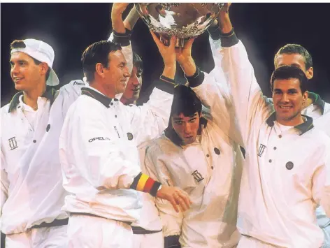  ?? FOTO: IMAGO IMAGES ?? An Düsseldorf hat das deutsche Tennis gute Erinnerung­en. Marc Kevin Goellner (v.l.), Teamchef Niki Pilic, Bernd Karbacher, Michael Stich, Carl Uwe – „Charly“– Steeb und verdeckt Patrik Kühnen gewannen hier 1993 den Davis Cup.