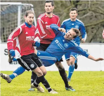  ?? FOTO: FLORIAN WOLF ?? Bezirkslig­a-Spitzenrei­ter TSV Heimenkirc­h (Mitte Tobias Schuwerk) musste sich beim SV Haisterkir­ch (links Jakob Schuschkew­itz, hinten Marian Botzenhard­t) mit einem 1:1 zufriedeng­eben.