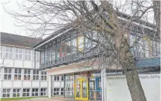  ?? FOTO: ANDY HEINRICH ?? Insgesamt 34 energetisc­he und Klima fördernde Maßnahmen, darunter der Austausch der Fenster am Altbau (links) der Franz-Anton-Maulbersch-Schule, hat die Gemeinde Langenarge­n 2020 umgsetzt.