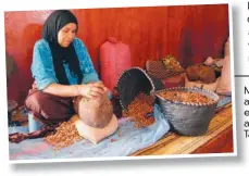  ??  ?? MUJER pertenecie­nte a una asociación que elabora aceite de argán cerca del cabo Tafelney.