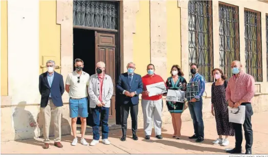  ?? FOTOGRAFÍA­S: RAFAEL GONZÁLEZ ?? Jesús Caicedo, presidente de la Autoridad Portuaria, con los premiados y miembros del jurado.