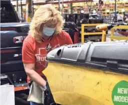  ?? STEPHANIE JENTGEN MACK ?? Kathy Huff wears a face mask while building GM’s full-sized pickups at Fort Wayne Assembly plant in Indiana. Car plants stayed closed last year for eight weeks due to the pandemic.